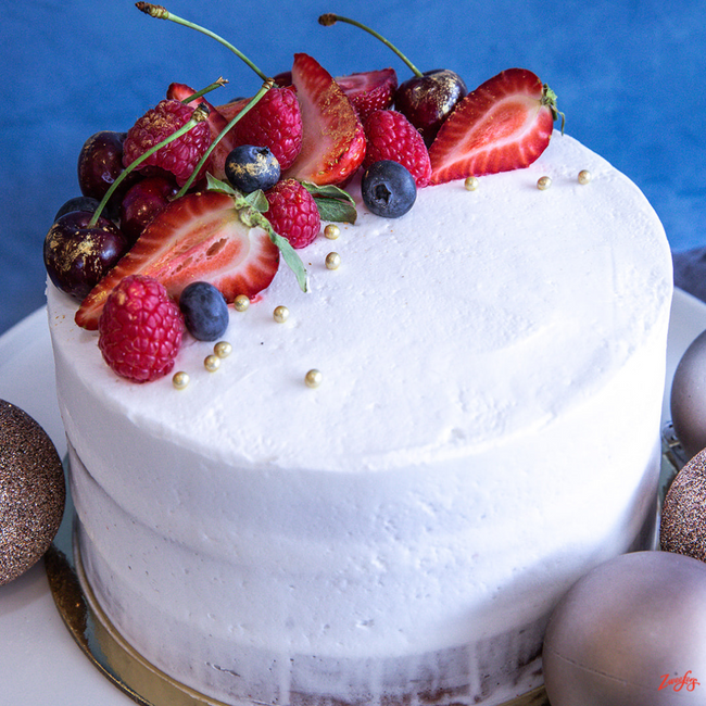 Zweefers Christmas Red Velvet Cake - Wollongong